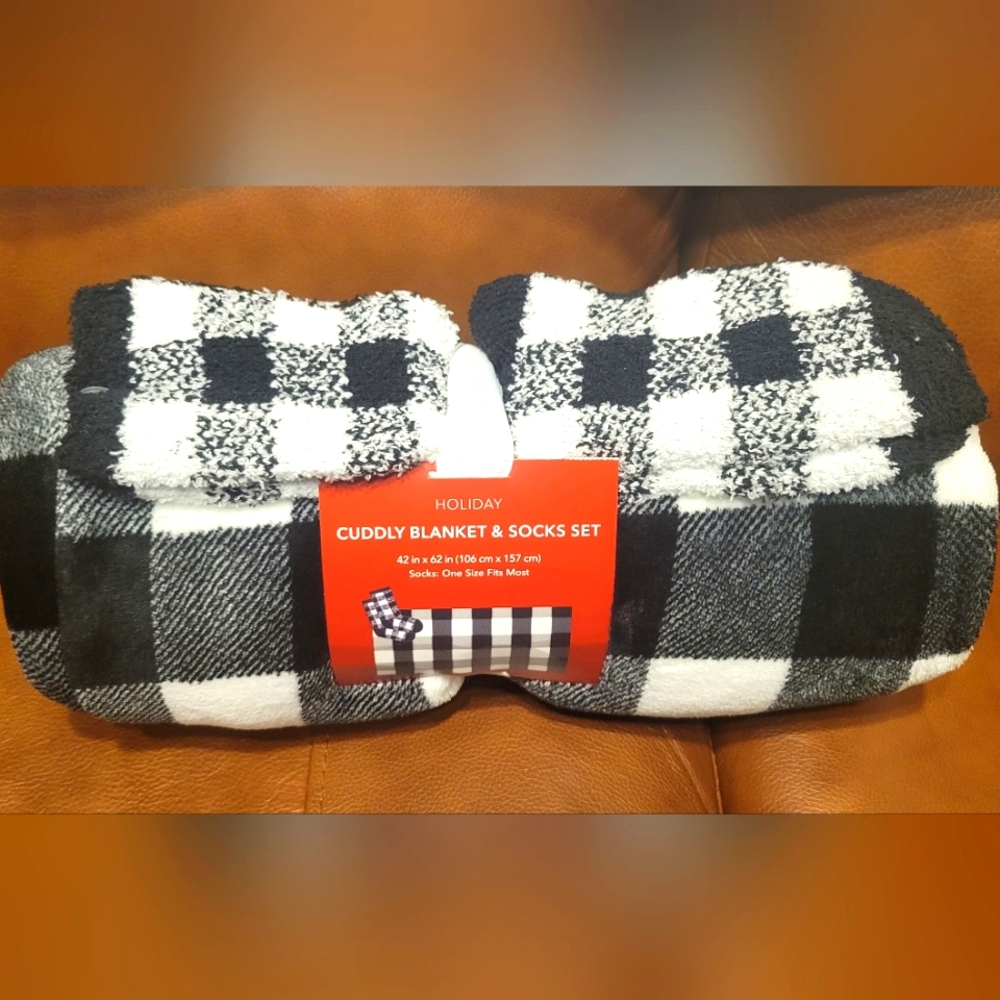 Holiday Black and White Checkered Blanket and Socks Set, New With Tags
